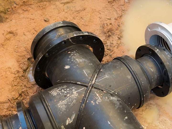 Nous effectuons l'entretien régulier de fosses septiques pour éviter les pannes.